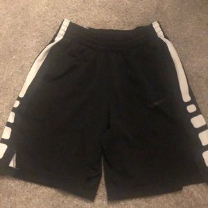 Boys medium Nike mesh elite shorts